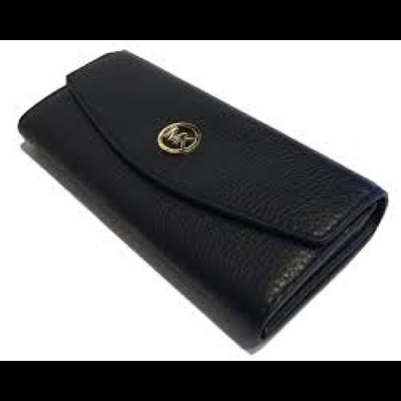 Michael Kors wallet 🚨Sale🚨 - Picture 3 of 4